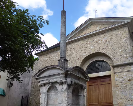 P1020217 Croix de cimetière reposant sur un piédestal Renaissance.