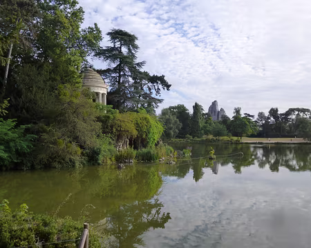 P1020255 Le kiosque romantique et la grotte sur l'île de Reuilly au milieu du lac Daumesnil, au fond le rocher du parc zoologique.