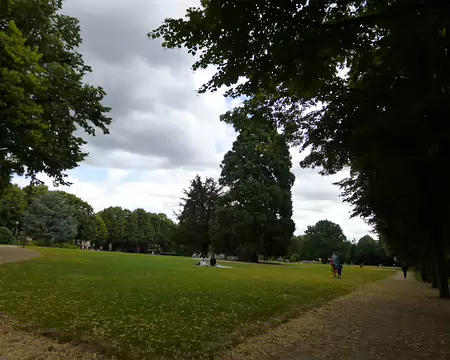 PXL003 Le jardin de la Ménagerie conçu au XVIIIè siècle par la Duchesse du Maine, qui y donna des fêtes et y fit enterrer ses aninaux familiers.