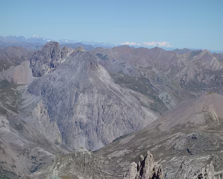 23022 3320m cela permet de voir toutes les alpes y compris le Mont Blanc.