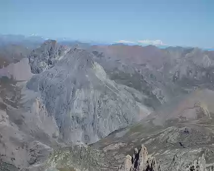 23022 3320m cela permet de voir toutes les alpes y compris le Mont Blanc.