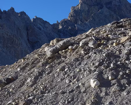 24002 Quelques névés