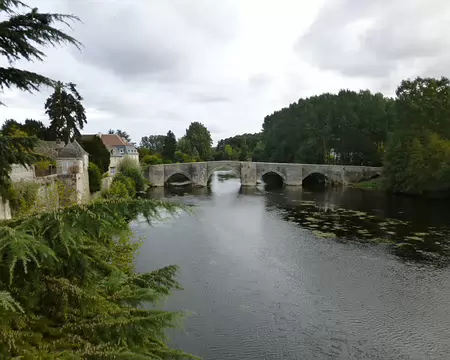 P1020500 D'un côté le Vieux pont du XIIIè s. enjambant la Gartempe...