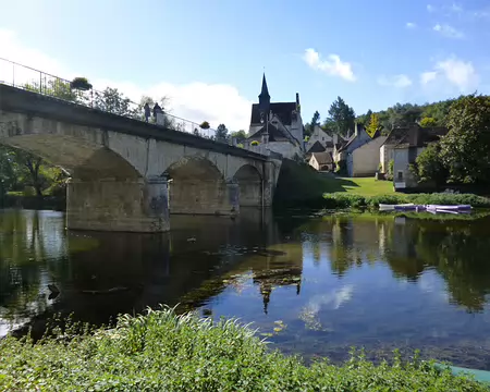P1020527 La rivière Anglin traversant le village d'Angles-sur-l'Anglin (Vienne) est surplombée...