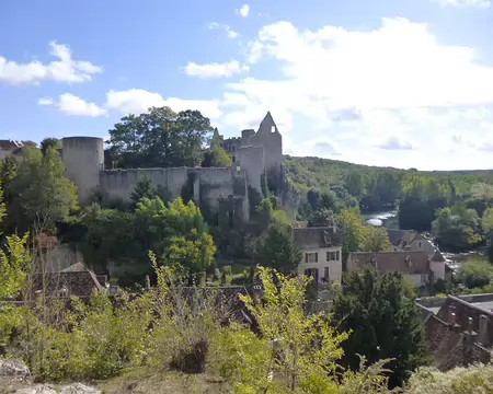 P1020530 ...par la forteresse épiscopale des évêques de Poitiers ( XIè s.) , juchée sur son piton rocheux.