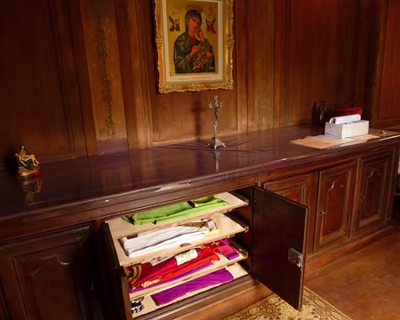 P1020477 Le chasublier, meuble de sacritie servant à ranger les chasubles.