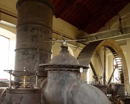 P1020486 ...actionnant 4 pompes qui envoyaient l'eau par une conduite longue de 300 mètres avec une dénivellation de 12 mètres pour rejoindre le canal. Merci à Alfred...