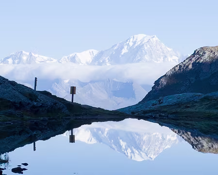 2016_09_24_10-02-20 L'Aiguille des Glaciers, l'Aiguille de Tré-la-Tête, le Dôme du Goûter et le Mont-Blanc qui se reflète dans le lac des Moutons