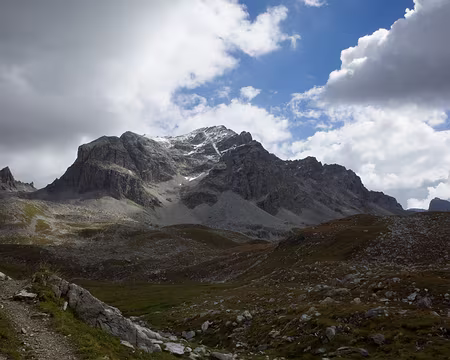 2016_09_24_14-05-35 Rochers Rouges, à gauche le col de la Sachette vers lequel nous montons, à droite la Grande Motte