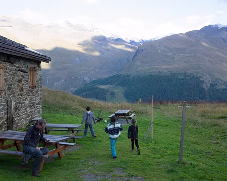 2016_09_24_18-12-59 Enfants apprenant le football à un chien de berger au refuge de La Martin