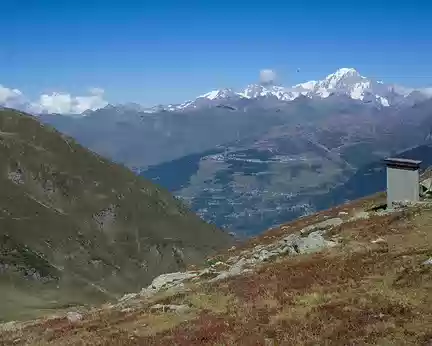 2016_09_25_12-39-06 Panorama sur le Mont-Blanc depuis le refuge Turia (et ses toilettes!)
