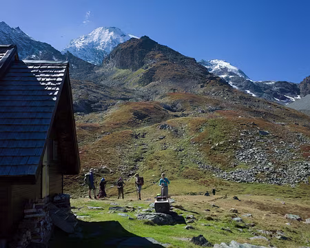 2016_09_25_12-40-56 Splendide situation du refuge Turia, au pied du Mont Turia et de l'Aiguille du Saint-Esprit (enneigés au fond), avec à droite le Grand Col qui nous ramènerait,...