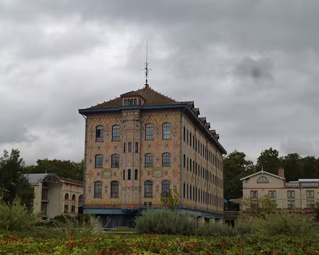 P1020444 ...près de l'ancienne chocolaterie Menier, dont ce bâtiment 