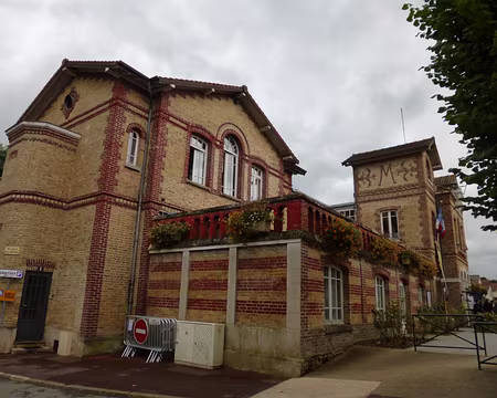 P1020448 La Cité ouvrière Menier à Noisiel construite pour les ouvriers de l'usine débuta en 1874 pour se poursuivre jusqu'en 1911, se compose d'un hôtel de Ville...