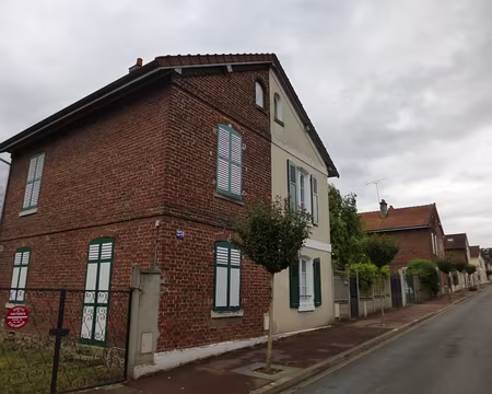 P1020451 ...et de pavillons avec jardin.