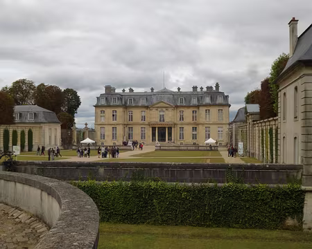 P1020465 Le Château de Champs-sur-Marne est caractéristique des maisons de plaisance du XVIIIè s. bâties à la campagne.