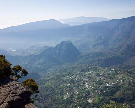 2016_10_16_08-29-58 Vue depuis la Roche Écrite - Mare à Vieille Place, Piton d'Anchaing, Grand Îlet en bas à droite, Hell-Bourg au fond du cirque à droite