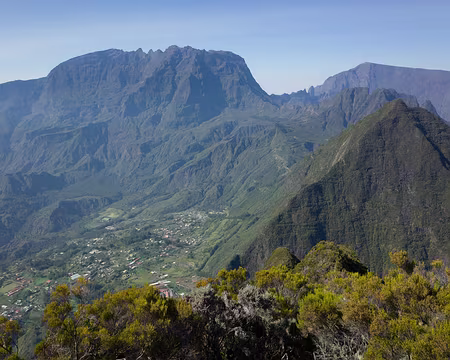 2016_10_16_08-39-15 En direction du Piton des Neiges (derrière le Gros Morne), à droite le Grand Bénare, entre les deux le col du Taïbit, en bas Grand-Îlet et à droite la pyramide...