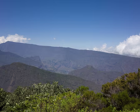 2016_10_16_11-15-29 Au fond Grand Bénare prolongé par Grand Bord, devant le Morne de Fourche prolongé par la crête des Calumetts jusqu'au Piton des Calumets, à droite le Piton...