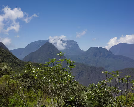2016_10_16_11-16-29 Au fond Gros Morne, Grand Bénare et Grand Bord, devant le Morne de Fourche prolongé par la crête des Calumets, encore devant le Cimandef prolongé par la crête...