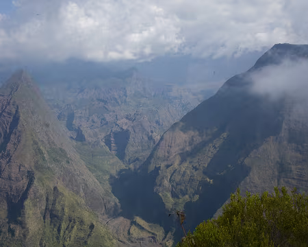 2016_10_16_15-03-31 Piton Cabris, Piton Tortue, Rempart de Mafate avec la canalisation des Orangers