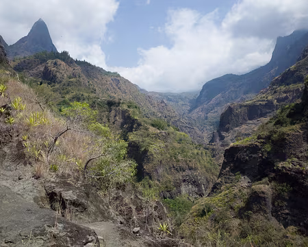 2016_10_18_13-57-30 Vue vers le piton des Calumets et Cayenne, en descendant vers la rivière des Galets