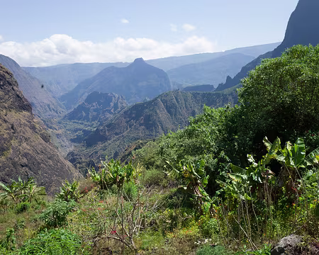 2016_10_19_10-00-15 Au centre le piton Cabris, à ses pieds le piton Tortue puis Cayenne, à gauche maison de l'îlet des Lataniers