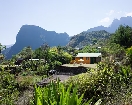 2016_10_19_10-01-25 Épicerie de Roche Plate, au fond piton des Calumets et Morne de Fourche, entre les deux le Bronchard