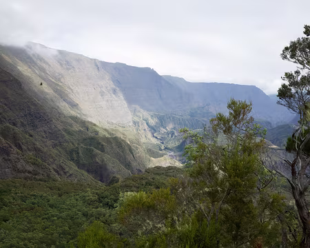 2016_10_21_09-07-34 La rivière des Galets au pied du rempart de Mafate