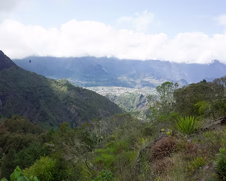 2016_10_21_10-21-01 Cilaos devant la crête du Dimitile ennuagée