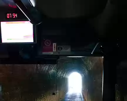 2016_10_22_07-55-37 J8 - À Cilaos, le tunnel est aux dimensions du bus