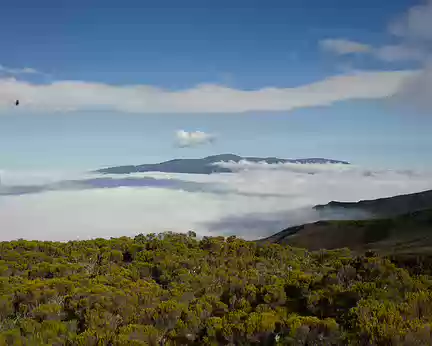 2016_10_26_16-23-55 Le volcan de la Fournaise émerge des nuages