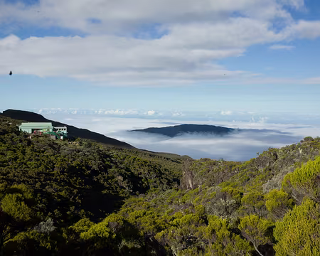 2016_10_26_16-53-21 Refuge du Piton des Neiges en soirée, vu du sentier vers le point de vue sur Cilaos