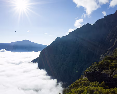 2016_10_26_16-57-32 Grand Bénare et Piton des Neiges vus du point de vue sur Cilaos (sous les nuages)
