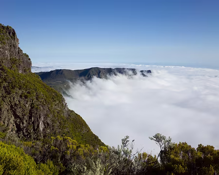 2016_10_26_16-58-25 Sommet de l'Entre-Deux émergeant des nuages recouvrant le cirque de Cilaos