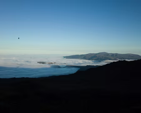 2016_10_26_17-57-38 Volcan au-dessus des nuages au coucher du soleil, depuis le refuge du Piton des Neiges