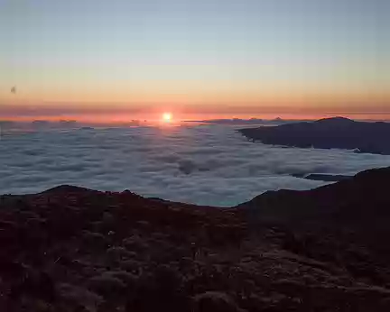 2016_10_27_05-35-44 Lever de soleil, à droite le Volcan