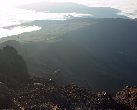 2016_10_27_06-05-25 Côteau Kervéguen et sommet de l'Entre-Deux au-dessus de Cilaos ; au fond le Volcan