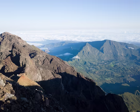 2016_10_27_06-26-33 Vue entre les cirques de Mafate et de Salazie depuis le sommet à 3052m au nord du Piton des Neiges - Cimandef, Roche Écrite, villages de Bélier et Grand Îlet