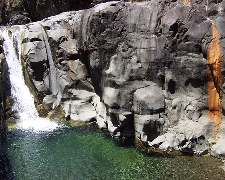 DSCF8889 Baignade dans la rivière de Bras Rouge sur le GR R1.