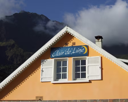 DSCF8916 Gite Le Clair de Lune à Cilaos, le meilleur repas du séjour (punch, gratin de chouchou au saumon, gambas, coq aux vins, banane flambee et rhum arrangé).