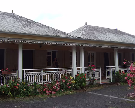 DSCF8965 Gite Relais des Gouverneurs à Hell Bourg, excellente adresse avec 3 rhums arrangés (goyave, fruits de la passion, jacques)