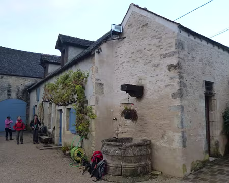 P1020651 ...et son puits avec porte-poulie. Notre hébergement.