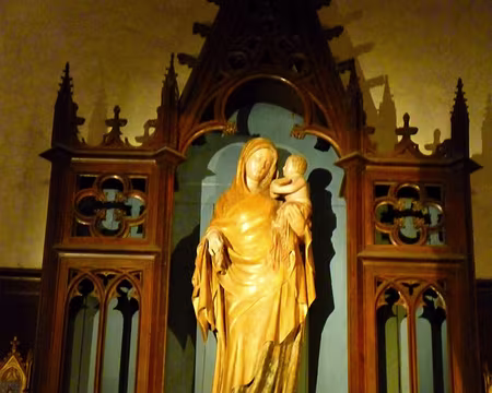 P1020656 Vierge en pierre polychromée