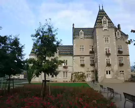 P1020657 Hôtel de ville de Meursault, château fort du XIVè s. avec toits en tuiles vernissées de Bourgogne