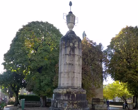 P1020670 Fontaine de l'artichaut (1806), Pommard