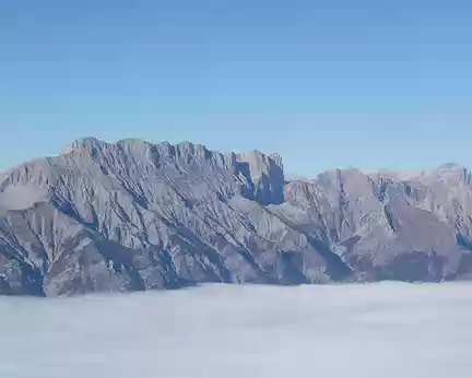 FM9A5956 La Montagne de Faraut (Dévoluy) flotte au dessus d’une mer de nuages
