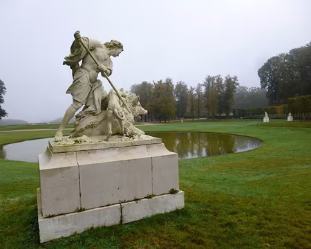 P1020723 Domaine de Marly, statue de Méléagre chassant un sanglier.