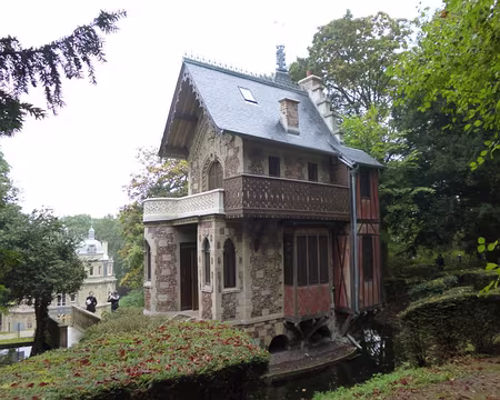 P1020735 ...De nombreux titres de ses oeuvres figurent gravés sur la façade de ce castel.