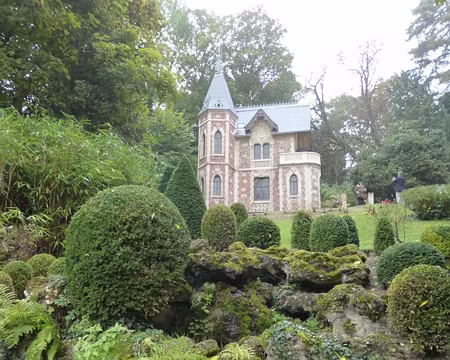 P1020738 ...et entourée d'un jardin à l'anglaise avec cascades, grottes et rocailles.